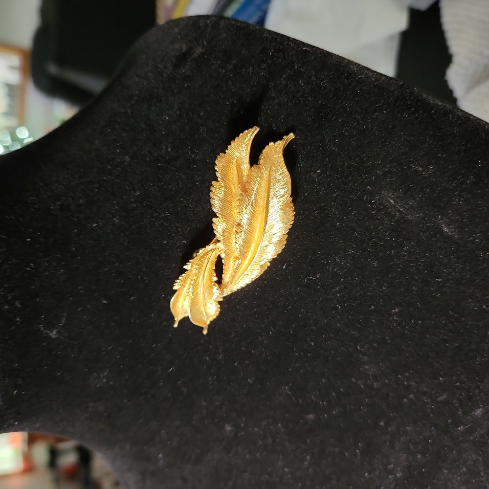 Elegant Mamselle Gold Leaf Brooch